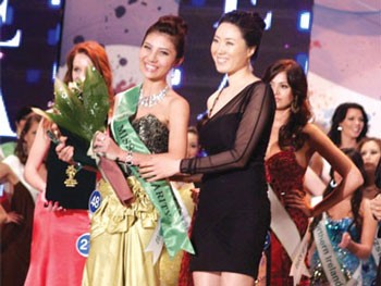 Huong Giang (L) wins Miss Internet Popularity title at the Miss Global Beauty Queen 2011 contest in Korea. (Photo: Tuoitre)