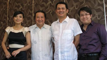 Famous comedian Bao Quoc (2nd, L) and his daughter, actress Hong Loan; his nephew and grandson - actors Huu Chau (2nd, R) and Gia Bao. (Photo: Tuoitre)