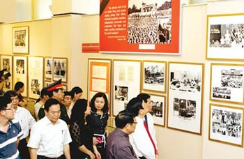 The exhibition on President Ho Chi Minh attracts many visitors in Hanoi. (Photo: Sggp)