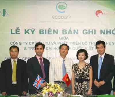 Representatives of BUV and Viet Hung Urban Development and Investment JSC at the signing ceremony on May 11(Photo: Courtesy of British embassy in Vietnam)