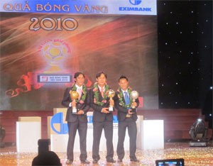 From the left: Midfielder Vu Phong of Becamex Binh Duong, midfielder Nguyen Minh Phuong of SHB Da Nang and Pham Thanh Luong of Hanoi ACB pose at the the 2010 Golden Ball award ceremony (Photo: Ngoc Duy)