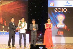 Young player Nguyen Van Quyet of Hanoi T&T (second from the left, in white) poses with his award of the Best Young Footballer in 2010 (Photo:Ngoc Duy)