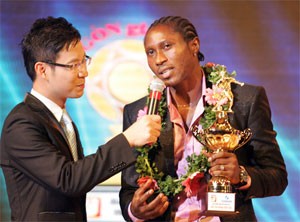 Nigerian striker Samson Kayode of Dong Thap Football Club makes a statement after being crowned as the best foreign footballer (Photo:vnexpress.net)
