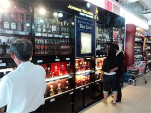 View of the alcohol shelve at a HCMC-based supermarket. Local consumers are unwilling to buy luxury products now (Photo:Minh Tri)