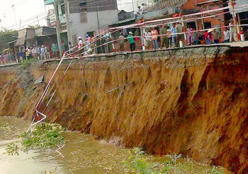 A severe landslide reduced the 11m wide Highway 91 to only 1m in An Giang Province last year (Photo: SGGP)