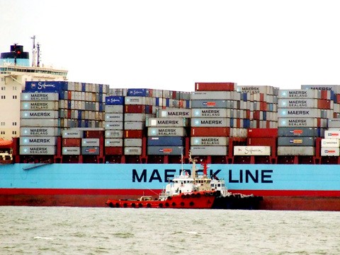 A small rescue ship next to the Grete Maersk container vessel. (Photo:vnexpress.net)