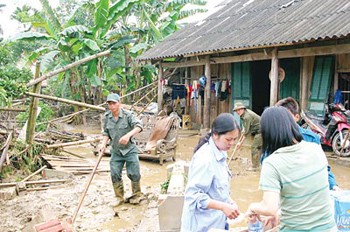 People in Lao Cai Province cleaning up their homes after the flash floodwaters receded on May 12 (Photo: SGGP)