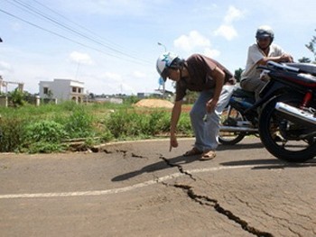 A large crack across a street in Di Linh town of Lam Dong Province (Photo: Datviet)