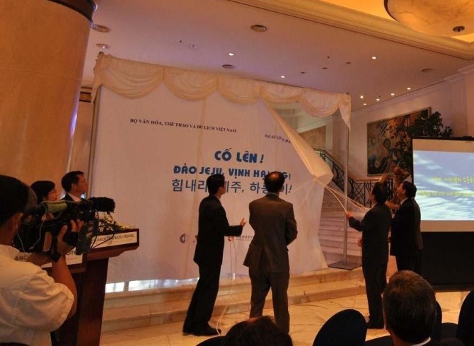 Vietnamese and RoK officials launching online voting at Daewoo Hotel