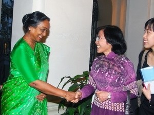 Pham Phuong Thao, Chairwoman of HCMC People’s Council (2nd, R) receiving Chairwoman Meira Kumar of the Lower House of the Indian Parliament.(Photo:VNA)