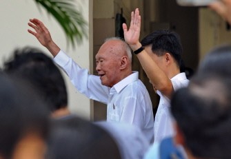 AFP - This photo taken on April 27, 2011 shows Singapore's founding prime minister Lee Kuan Yew waving to his supporters upon arrival at the nomination centre in Singapore.