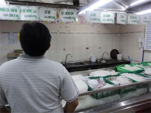 A man watches seafood price lists at a HCMC-based supermarket. Seafood was Vietnam’s top export last year, with the turnover of US$1.6 billion (Photo:Minh Tri)