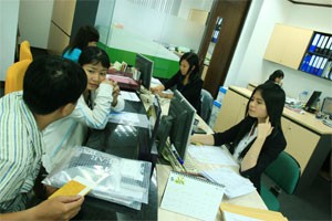 Small lenders with low liquidity find themselves grapple with large-cap lenders’ high interbank rates and the state bank’s hike in the reverse repo rate (Photo:Minh Tri)