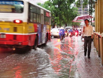 A flooded street in Hanoi after the downpour on May 11 (Photo: Danviet)