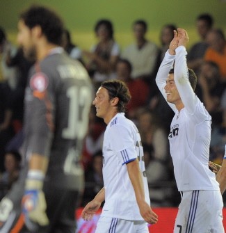 AFP - Cristiano Ronaldo (R) celebrates after scoring his second goal against Villareal