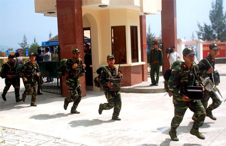 Soldiers at the Communication Regiment 575 practicing the tsunami drill on May 15 (Photo: SGGP)