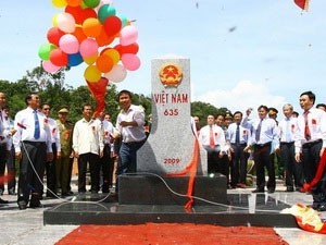 The Landmark 635 at the La Lay border gate between Quang Tri Province in Vietnam and Salavan Province in Laos is inaugurated on May 16.(Photo:VNA)