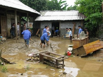 People salvaging their belongings in the aftermath of the heavy rainfall in Lao Cai Province (Photo: VNA)