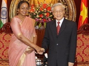 Party General Secretary Nguyen Phu Trong (R) receives Indian Lower House Chairwoman Meira Kumar