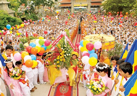 Thousands of Buddhists, monks and followers take part in a ceremony to mark the 2555th birth anniversary of Lord Buddha at Vinh Nghiem Pagoda in HCMC. (Photo:SGGP)