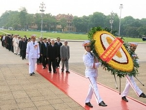 Vietnamese leaders lay a wreath at the Ho Chi Minh Mausoleum in Hanoi on May 18, 2011 (Photo: Vietnam News Agency)