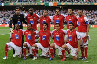 AFP - FC Porto football team pose prior to the UEFA Europa League final football match FC Porto vs SC Braga on May 18, 2011