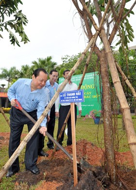 Mr. Le Thanh Hai plants a tree at the National Historical-Cultural Park in District 9. (Photo: SGGP)