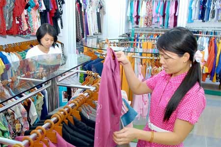 Shoppers check out locally made clothes at a shop in Tan Binh District, Ho Chi Minh City (Photo: SGGP)
