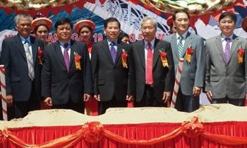 State President Nguyen Minh Triet (Centre) and provincial leaders at the groundbreaking ceremony for the An Dong bridge