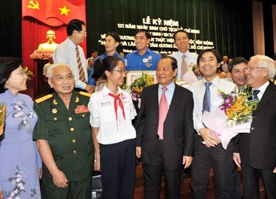 Comrade Le Thanh Hai, HCM city Party Committee Secretary meets with those who exemplify the tenets of the Learn and follow the moral lessons of President Ho Chi Minh campaign