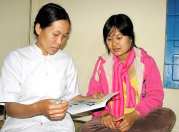A nurse (L) advising a pregnant woman on rubella prevention (Photo: SGGP)
