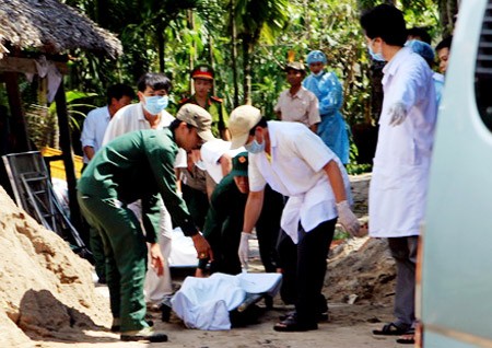 Rescue team helped recover bodies on May 21 from the Saigon River.(Photo:SGGP)