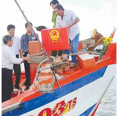 A mobile ballot box in district Tran Van Thoi of the southernmost province of Ca Mau (Photo: SGGP).