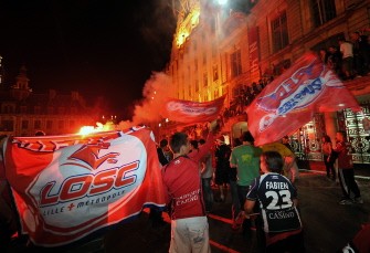 AFP - Lille supporters celebrate their team winning the French football Championship May 21, 2011 in Lille, France.