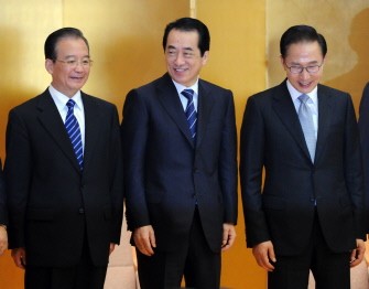 AFP - Japanese Prime Minister Naoto Kan (C) smiles in a photo session with Chinese Premier Wen Jiabao (L) and South Korean President Lee Myung-Bak (R) during the luncheon of the 3rd Japan-China-Korea business summit at the Keidanren headquarters in Tokyo on May 22, 2011.