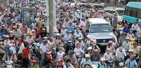 A traffic jam in Ho Chi Minh City. The city will speed the implementation of traffic projects in 2011 (Photo: SGGP)