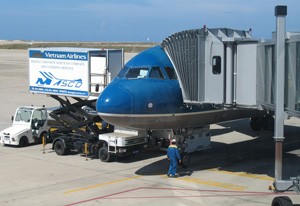 File photo of a Vietnam Airlines plane. The carrier secured a $457 million syndicated loan on May 23, 2011 to buy eight jets. (Photo: Tuong Thuy)