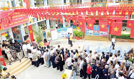 Voters queue for casting their ballots at a polling station in HCM City on May 22, 2011. (Photo: SGGP)