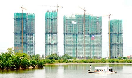 Apartment buildings along a Sai Gon River bank in Ho Chi Minh City (Photo: SGGP)