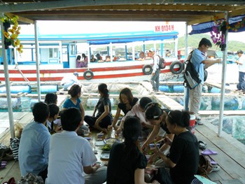 Restaurants on the islands dump waste into Nha Trang Bay (Photo: SGGP)
