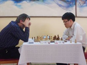 On round 10, Vietnam’s Le Quang Liem (right) was defeated by Ukraine’s Ivanchuk Vassily (Photo: columnadeportiva.com)