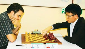 Vietnam’s Le Quang Liem (right) in his match with Cuba’s Dominguez Perez Leinier