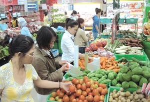 People shop for produce at the Nguyen Dinh Chieu Co-op Mart in HCM City (Photo: Vietnam News)