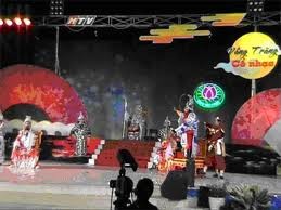 Vang trang co nhac cai luong performance is usually held on a full-moon day by Ho Chi Minh City Television.