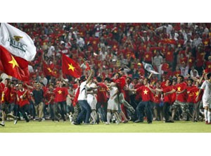 Vietnam football team and fans’ celebration for their victory, a scene which may not be seen in the 26th SEA Games due to the high cancellation possibility (Photo:Dung Phuong)