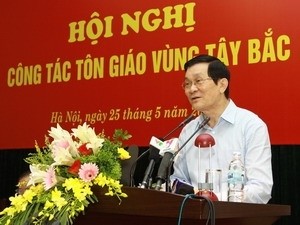 Comrade Truong Tan Sang speaks at the meeting