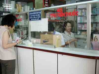 A customer is purchasing drugs at the pharmacy in Tu Du Hospital. Pharmacies attached to hospitals not be permitted to sell medicines at a higher rate than the market, as directed by MOH(Photo: U.P)