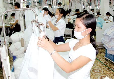 Workers make shirts at Viet Tien Garment Corporation in Ho Chi Minh City (Photo: SGGP)