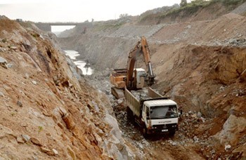 An Khe Hydropower Plant has dug canals to carry water from Ba River to Kon River in Binh Dinh Province (Photo: SGGP)