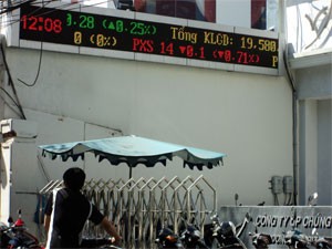 An electrical board showing share prices on both HCMC and Hanoi bourses at a brokerage in HCMC (Photo:Minh Tri)
